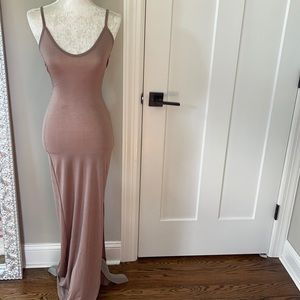 Maxi dress, mauve color, side slit